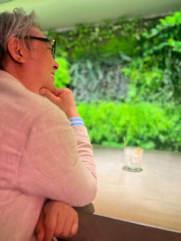 緑を望むテーブルで過ごす西田理一郎