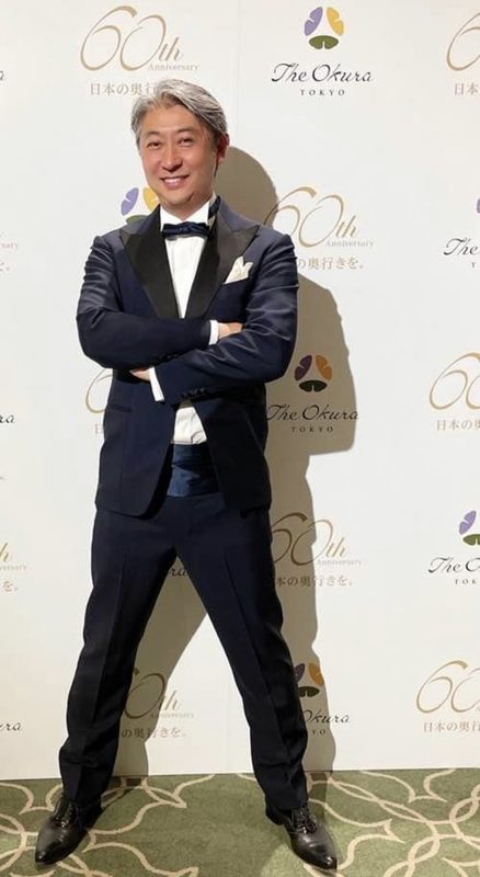 ホテルのガラでブラックタイ姿の西田理一郎