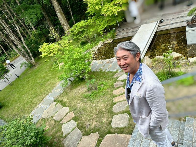 日本庭園の石畳を歩く西田理一郎