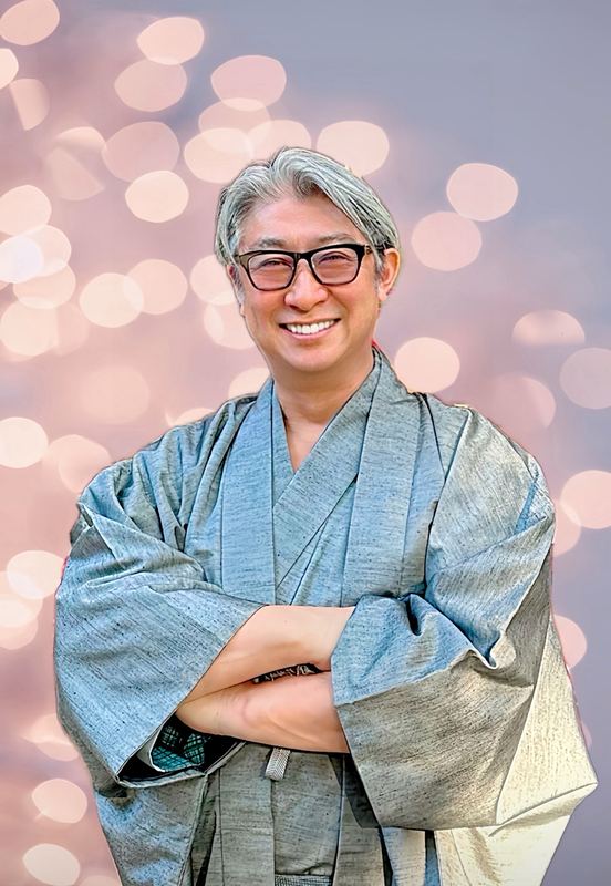着物姿で腕を組み微笑む西田理一郎