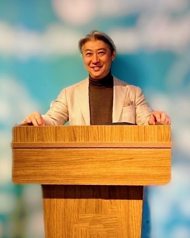 演台に立つ西田理一郎