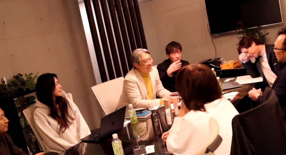 会議室で参加者と語り合う西田理一郎