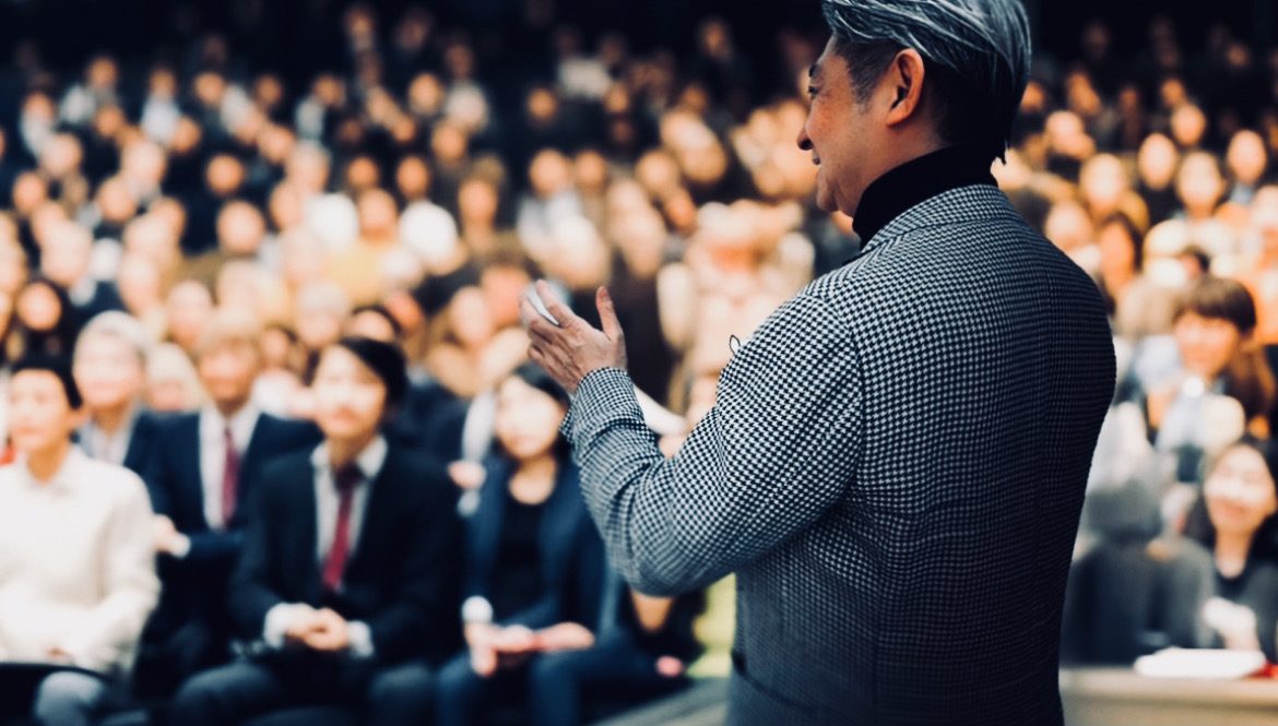 大勢の聴衆に語りかける西田理一郎