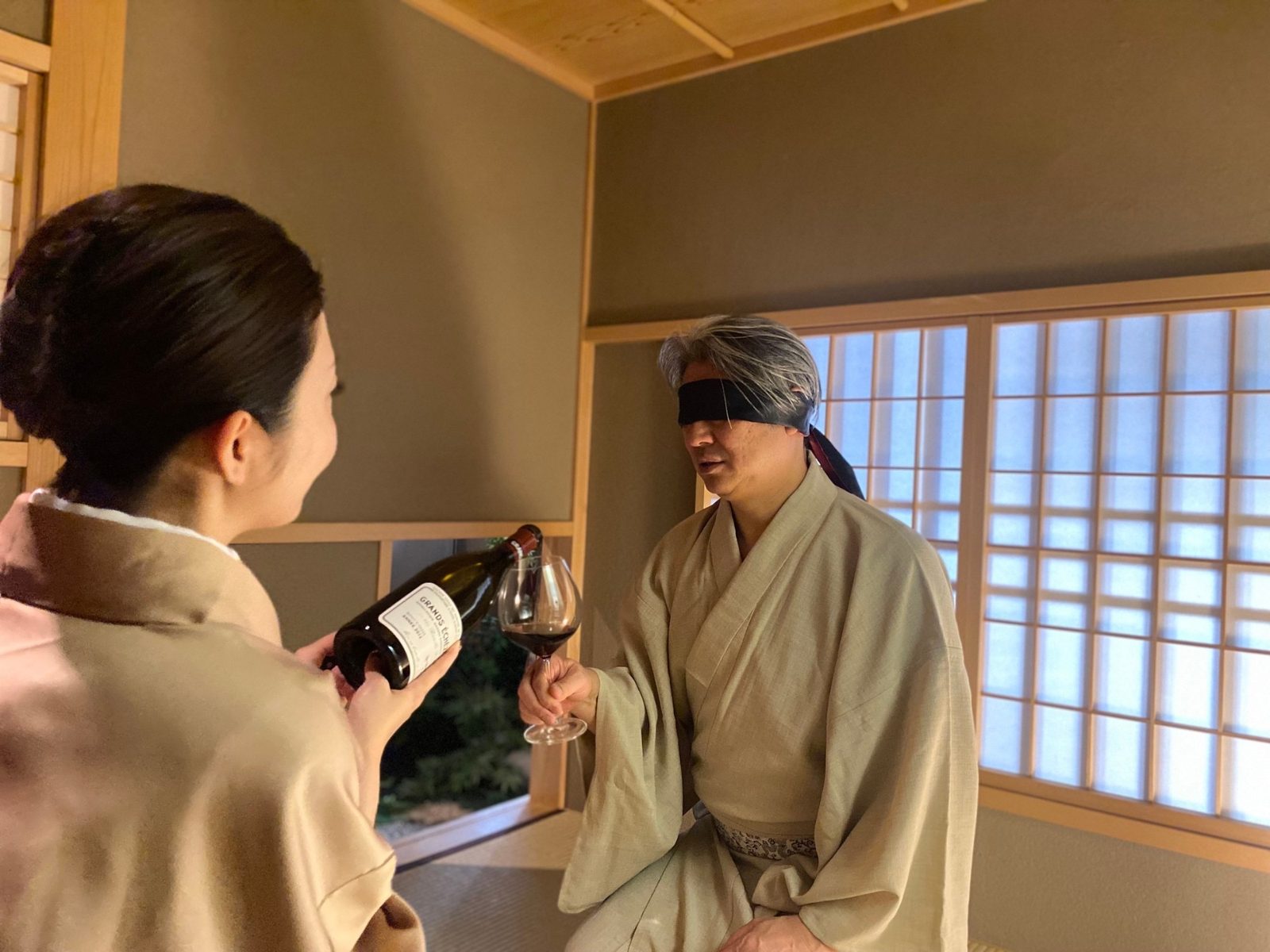 目隠しの西田理一郎のグラスに、グラン・エシェゾーが注がれる