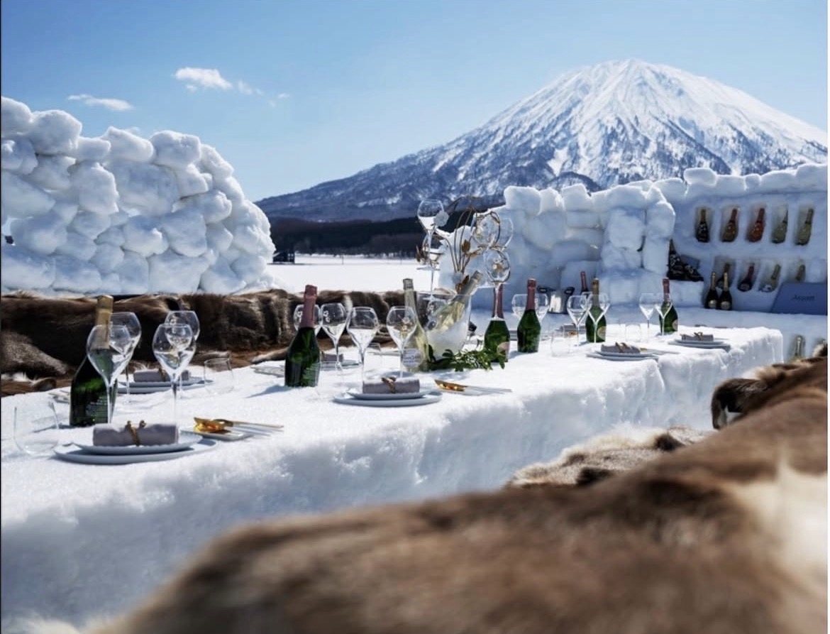 羊蹄山を望む雪原に、雪で築いたテーブルとシャンパーニュ
