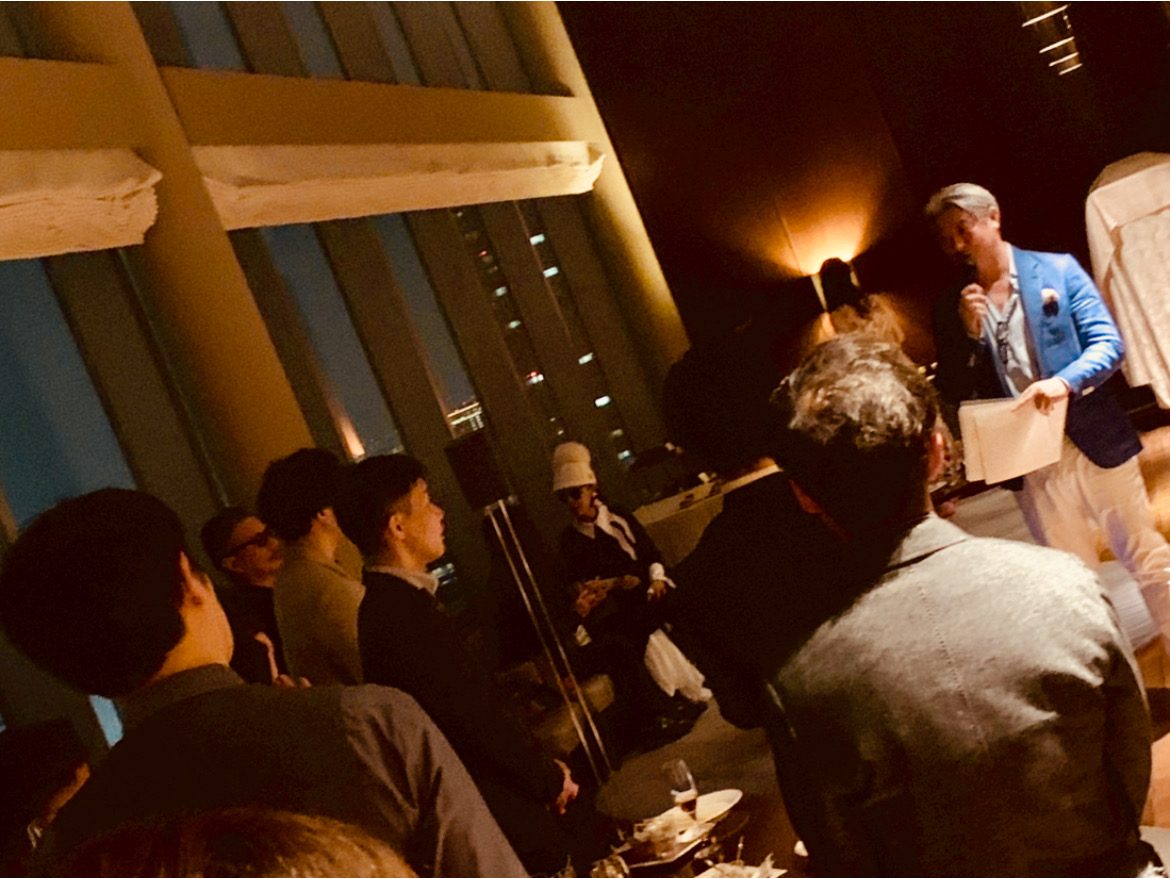 夜景を背に、参加者へ語りかける西田理一郎