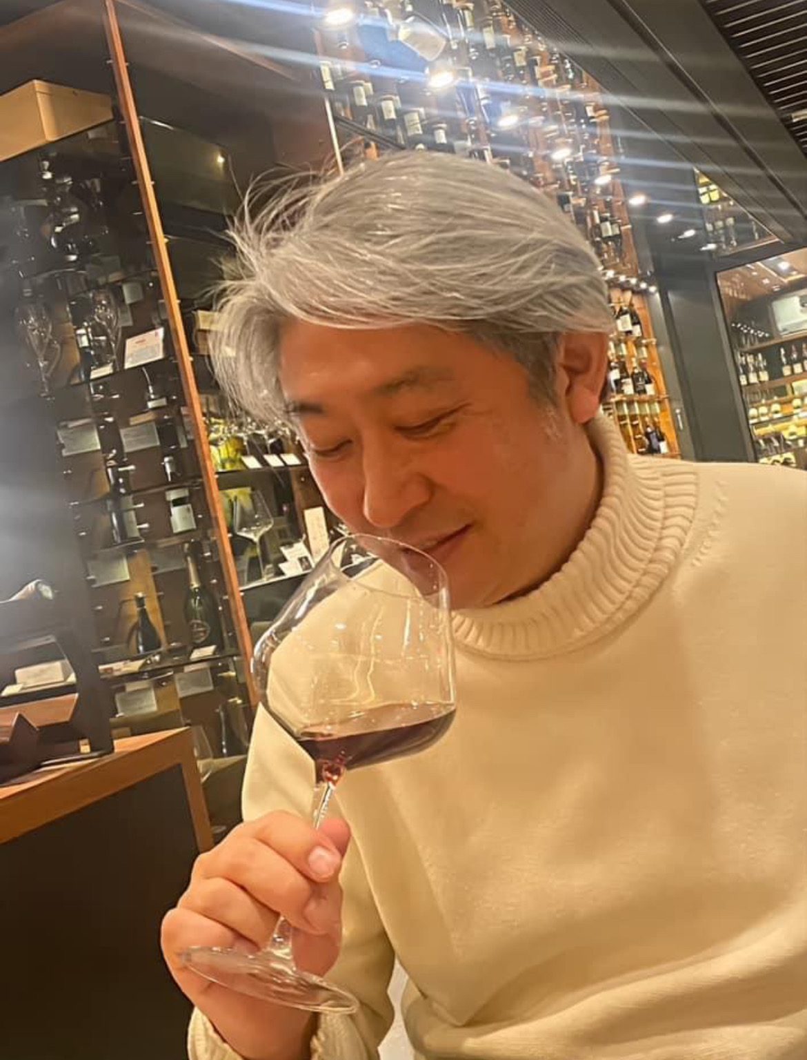 赤ワインの香りを確かめる西田理一郎